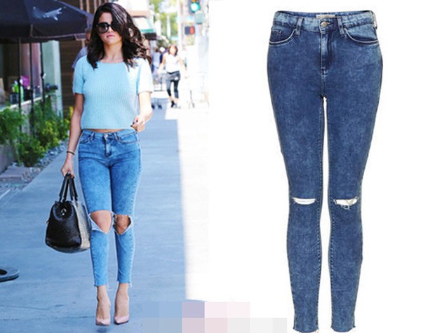 Chiếc quần bò và áo len ngắn tay cùng của thương hiệu Topshop mà Selena Gomez mặc dạo phố Tây Hollywood có giá rất rẻ. Quần 65 USD, áo 35 USD, nhưng trông nữ ca sĩ vẫn rất thời trang.